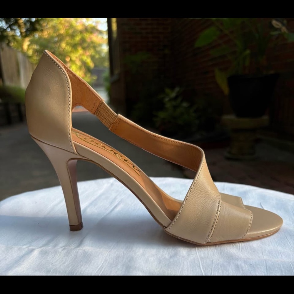 Rowen Gold Signature Nude Leather Heels Size 7M - Picture 3 of 10